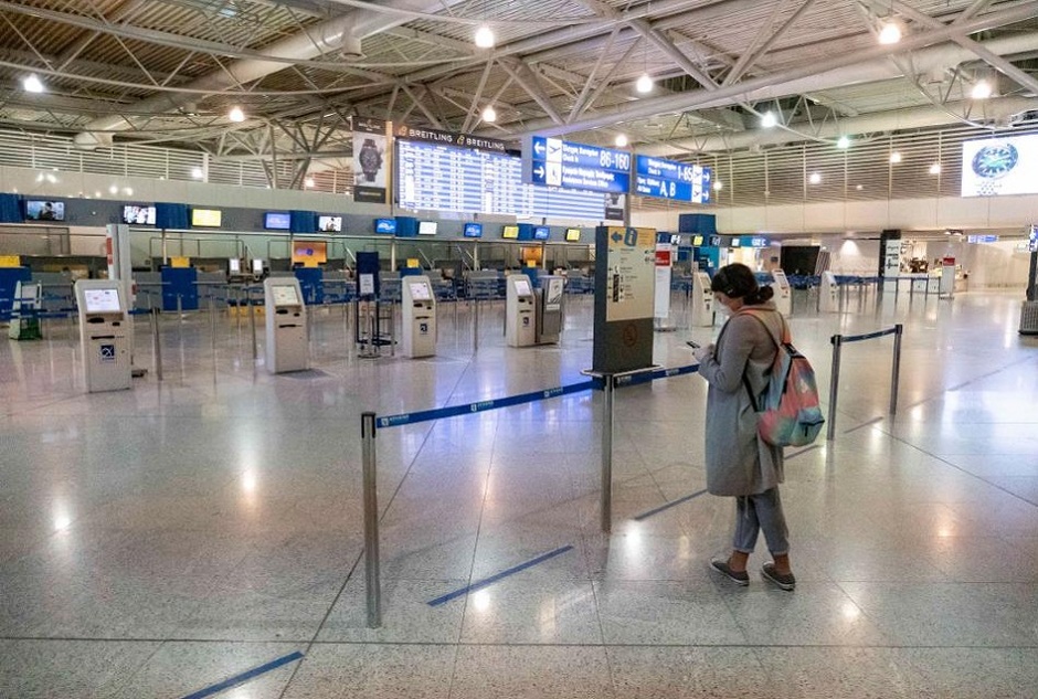 С тех пор, как 17 марта страны ЕС закрыли свои внешние границы, аэропорты выглядят как вот этот: Международный аэропорт Афин в Афинах, Греция. Это был день, когда запрет был введен в действие. С тех пор ЕС заявляет, что пассажирские самолеты остановились. Единственные рейсы выполняются в основном репатриации и грузов.