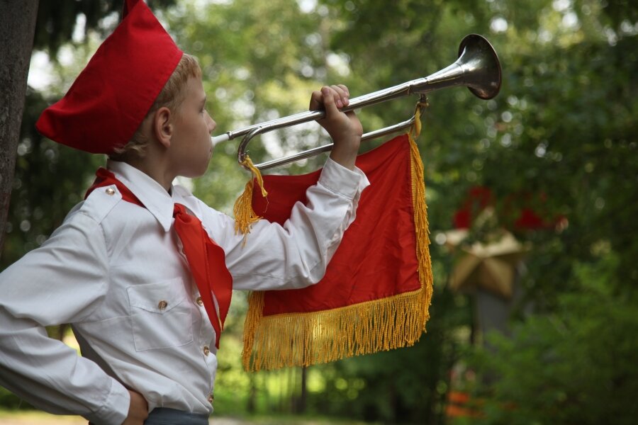 Пионер, трубящий в горн