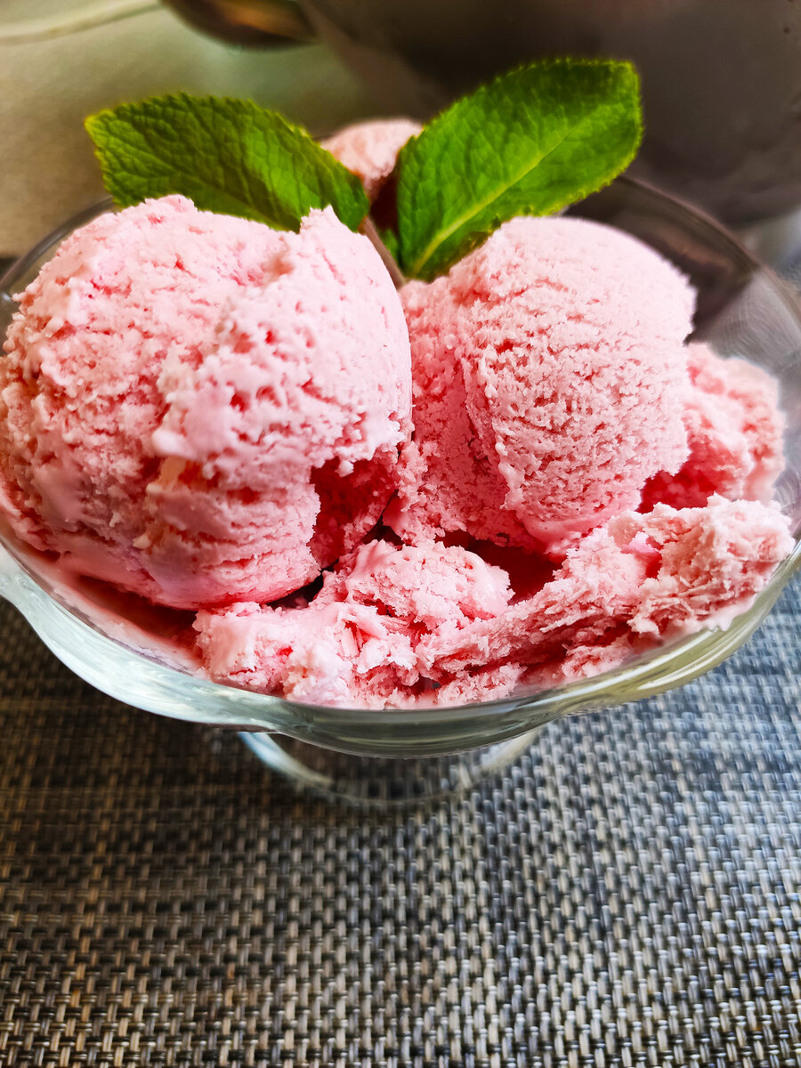 Клубничное мороженое с йогуртом