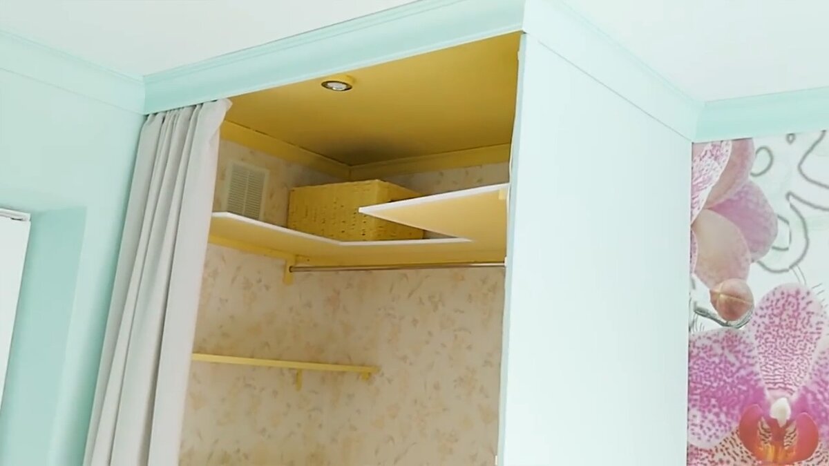 В гардеробной отдельный свет 