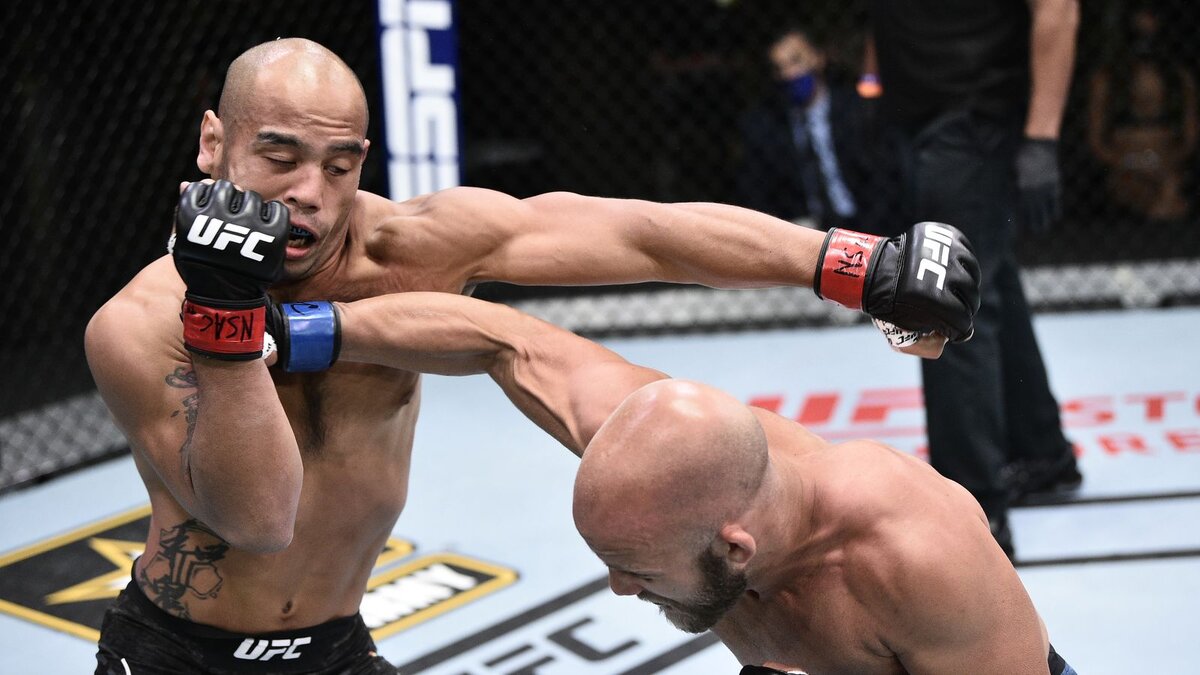 Камачо  не успевал отвечать на атаки Джейнса и поплатился за это.  фото: яндекс-картинки. 