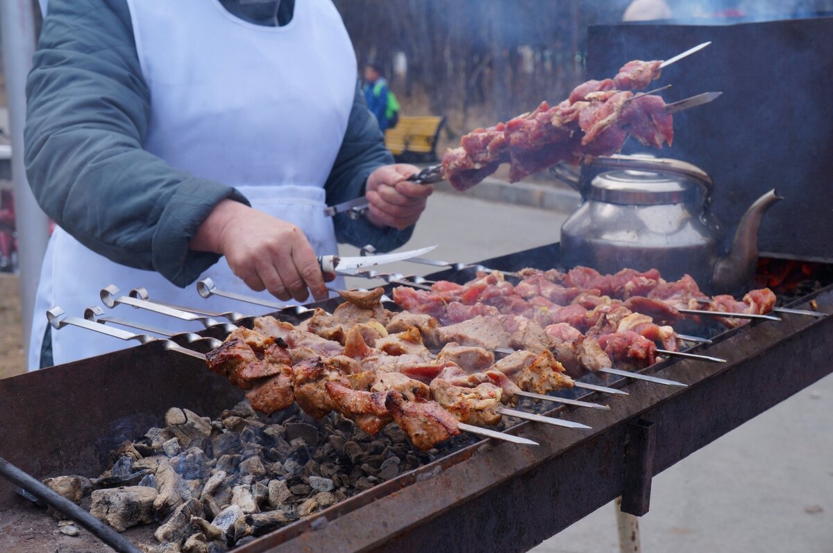 Ты видишь, как тебе готовят мясо, а аромат..Фото Яндекс. Картинки.
