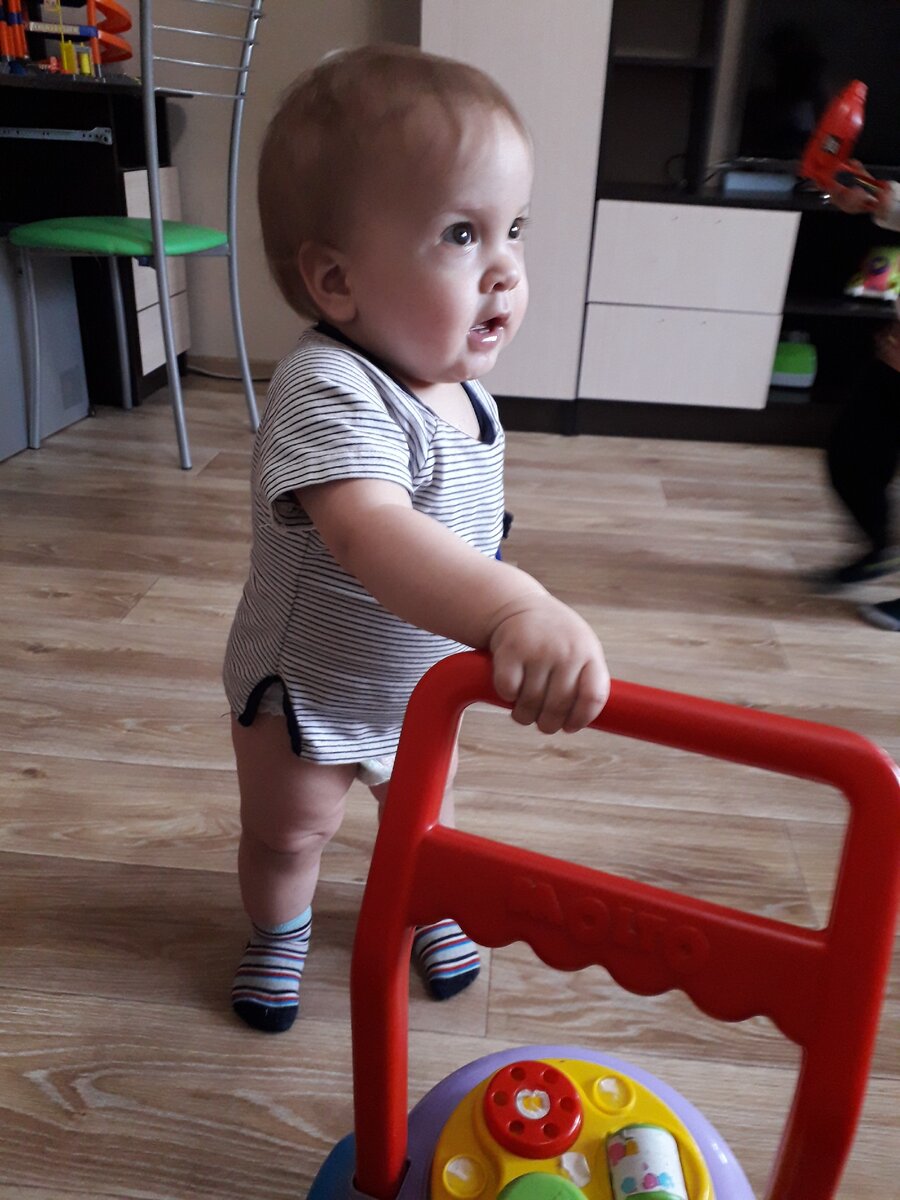 Я сам хожу. Мирон 10 месяцев.