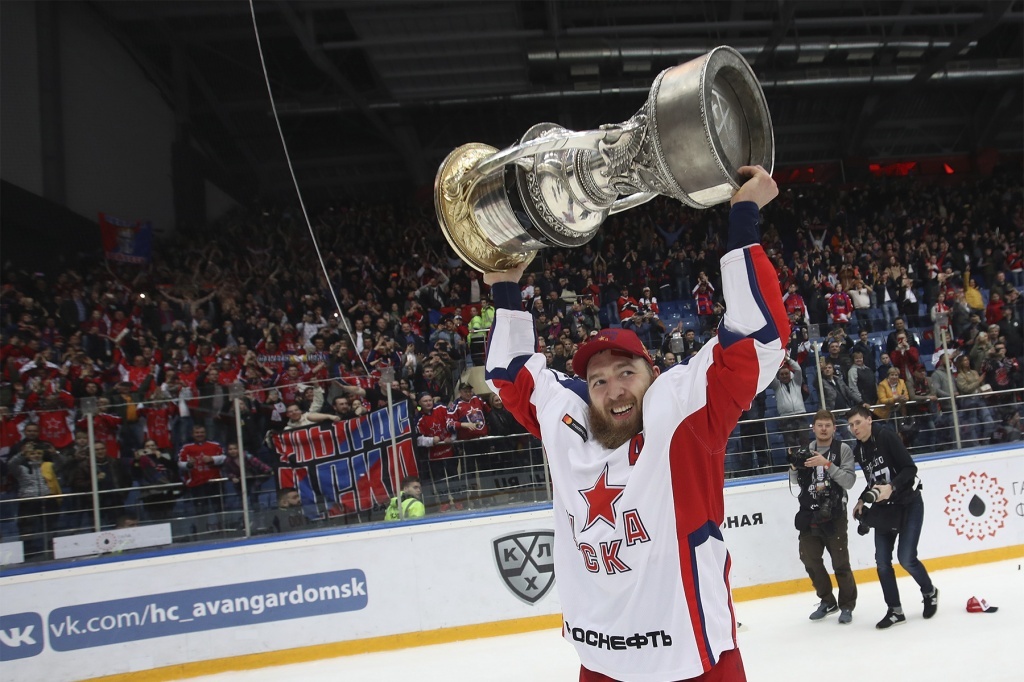 Нестеров с кубком Гагарина