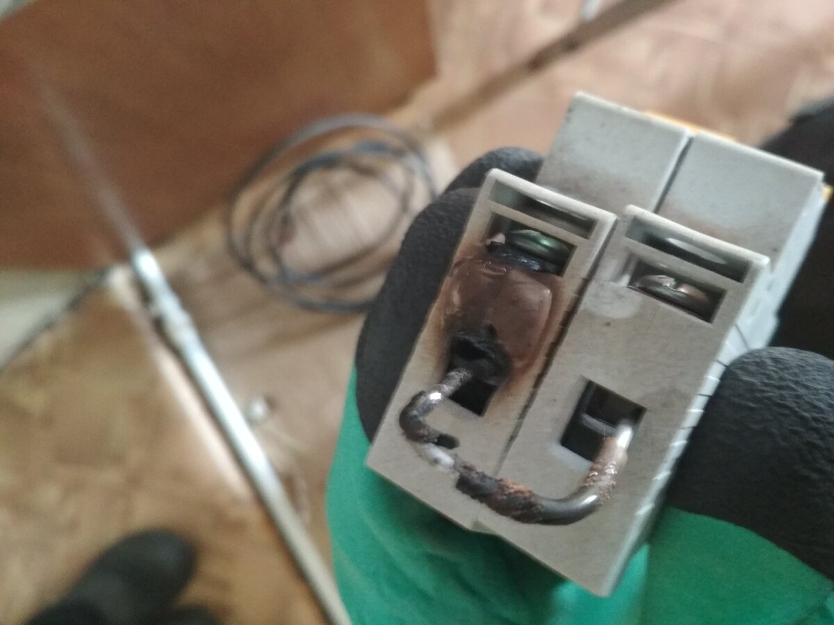 Автомат вздулся от нагрева. Фото автора.