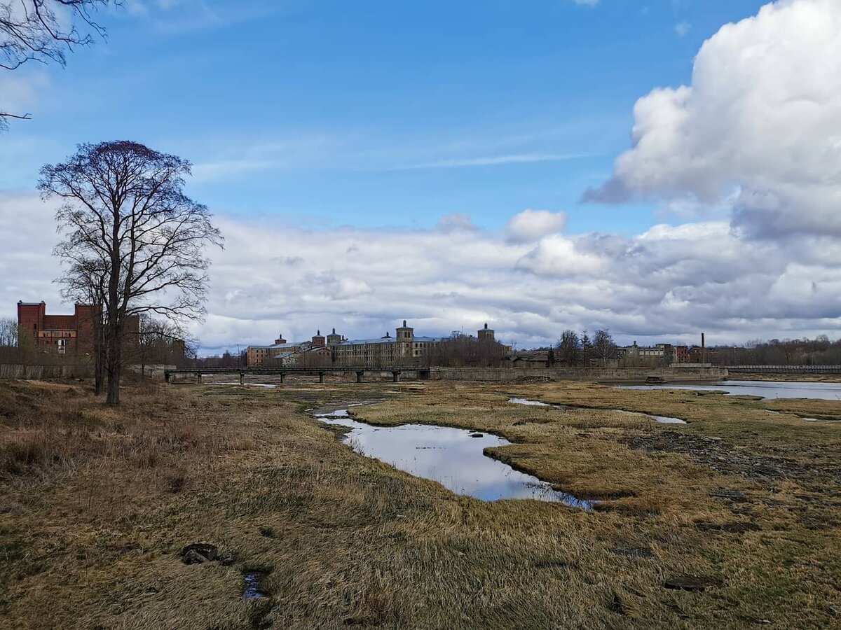 Кренгольмская мануфактура слева и на о. Кренгольм, район Ивангорода Парусинка - на правом берегу реки