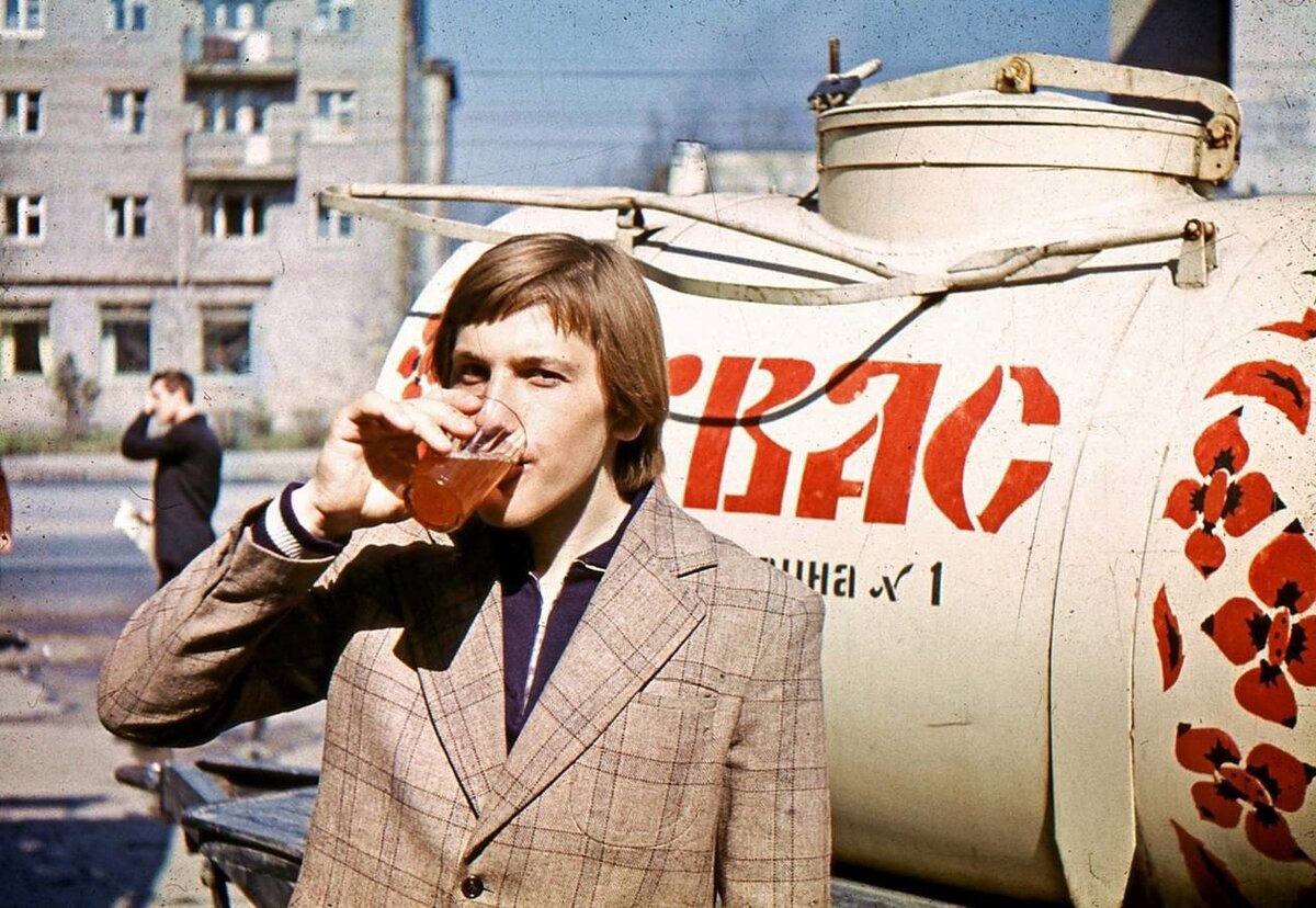 Молодой человек пьет квас из бочки на улицею СССР, 1970-е годы. Фото взято из открытых источников: soviet-postcards.com