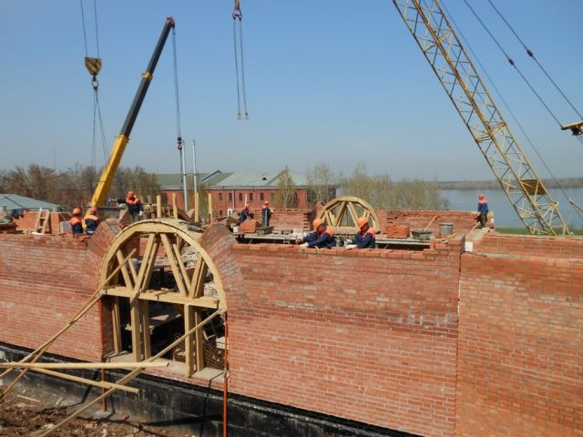 28 апреля 2012 г. Снова к Зачатской башне. Кадры не мои: http://www.skyscrapercity.com/showthread.php?t=1366667&page=20. Добрались до арок проезда. Справа, за берёзой, виден вход в башню.-2