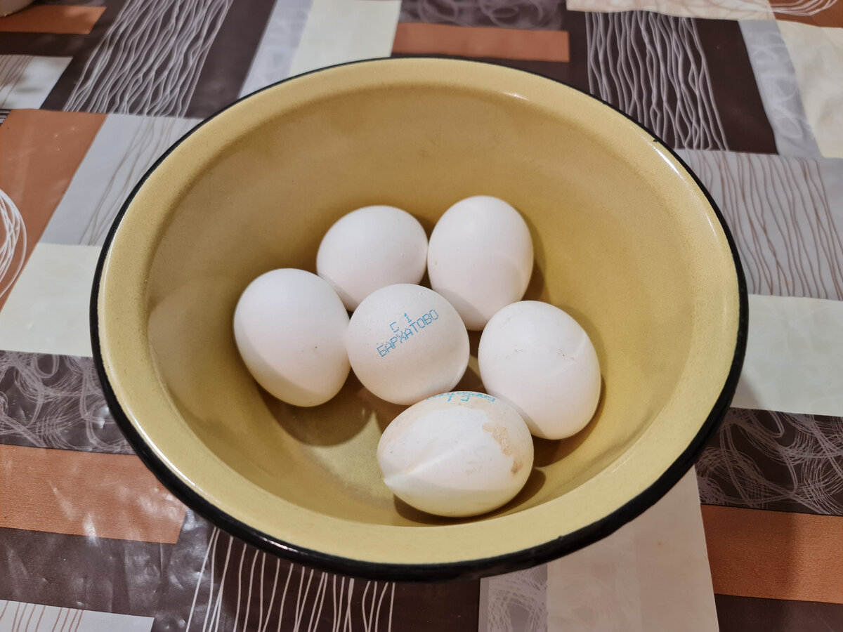 Почему лопаются яйца. Яйцо лопнуло. Что добавить в яйца при варке чтобы хорошо чистились. Лопнуло яйцо Гранта. Что будет если лопнет яичко.