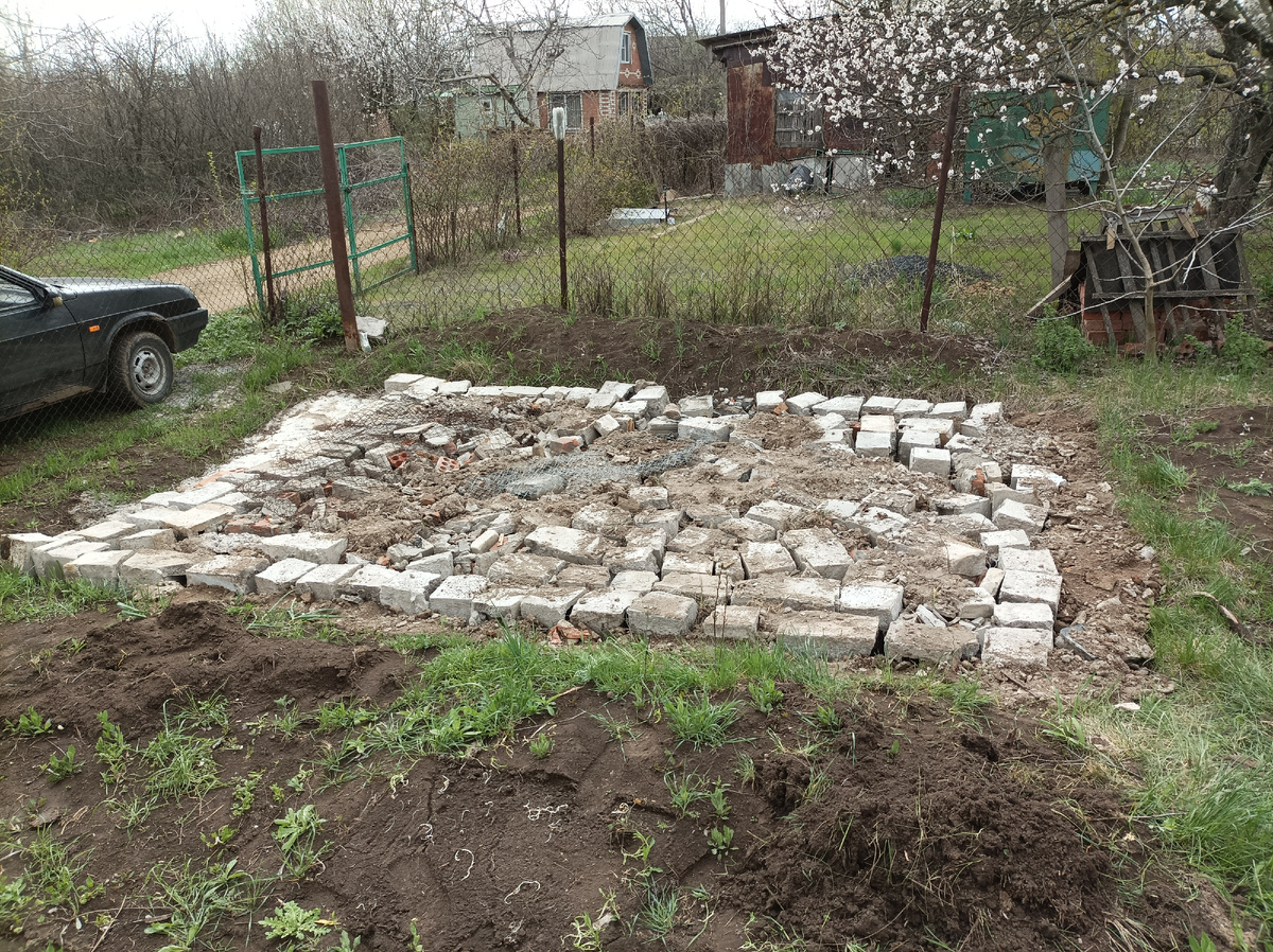 Место под парковку уже готовится.