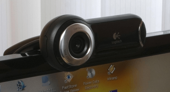 Фиксаторы:Обратите внимание на «прищепку» для монитора и подставку. Ориентируйтесь на толщину монитора. Если речь идет о старых и огромных моделях, то здесь лучше всего использовать модель с устойчивой подставкой.