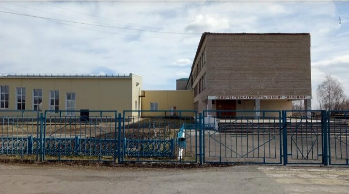 Школа сейчас. Слева новый актовый зал, за ним новая столовая. Справа ничего нет, но скоро появится спортзал. Вдоль забора высажены сосенки, ёлочки и дубки. Летом очень много цветов. 