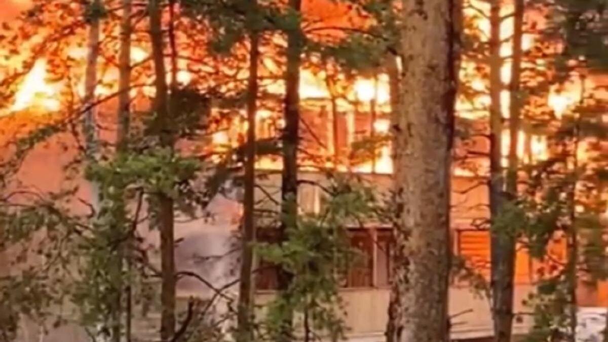    Здание, охваченное пламенем:instagram.com/tirazh.kz