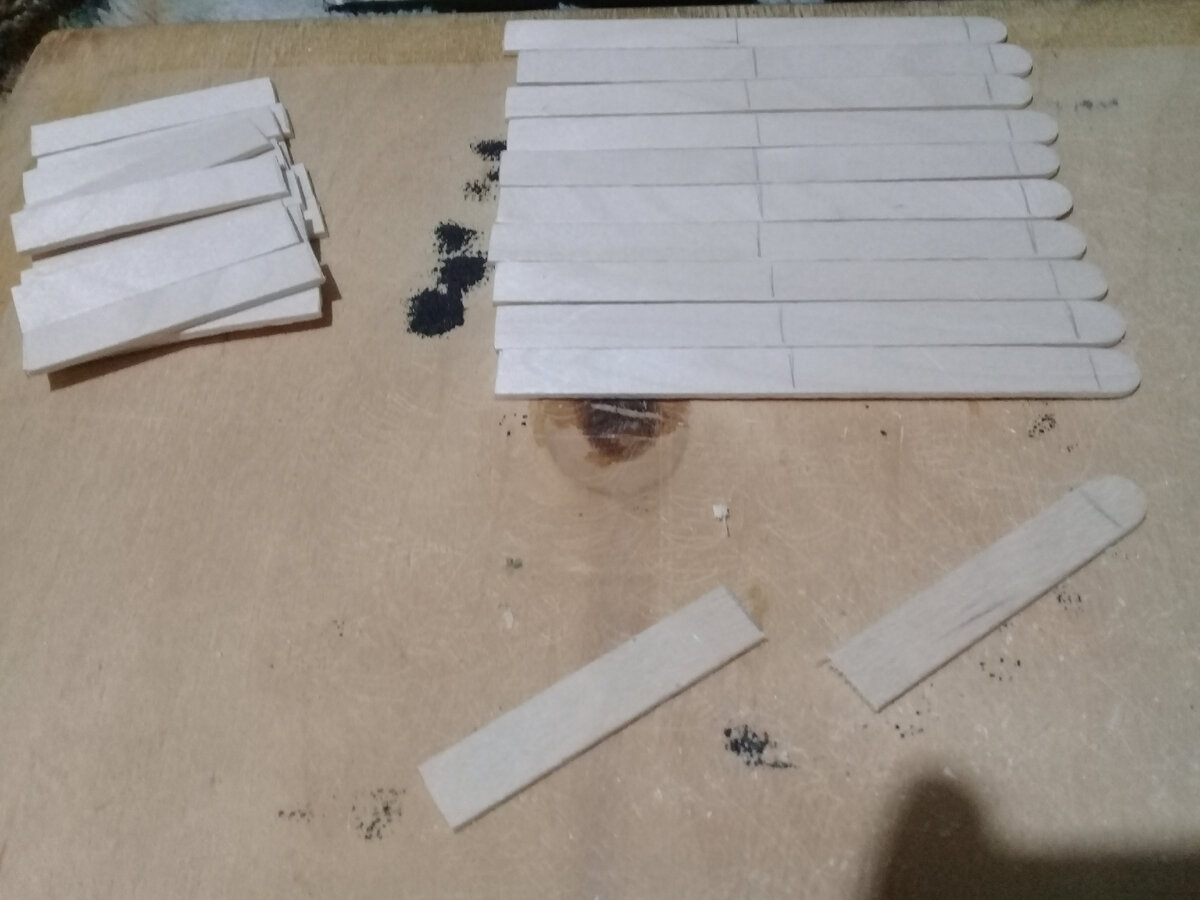 Нарезаем "паркетные" дощечки из палочек для мороженого