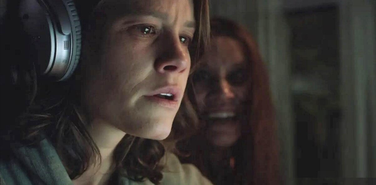 Дочурке Кевина Бэйкона по имени Сози (в наушниках) вполне светит стать заметной актрисой. По крайней мере здесь она пугается и паникует весьма натурально и драматично.