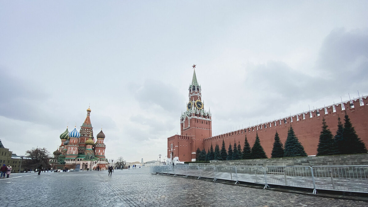     В течение последних дней показатели атмосферного давления в Москве побили многолетние рекорды. Эксперты прогнозируют постепенное снижение показателей.