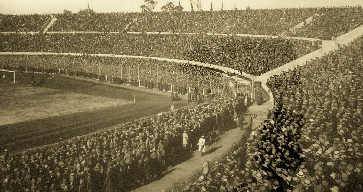 
90-тысячный стадион “Сентенарио”, построенный специально к чемпионату мира. Как видите, современных “излишеств” в виде сидений для зрителей или мачт освещения там не было, постройка была относительно простой