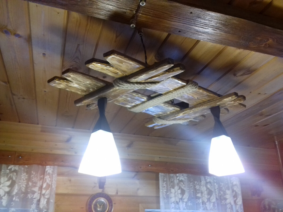 Люстра из дерева