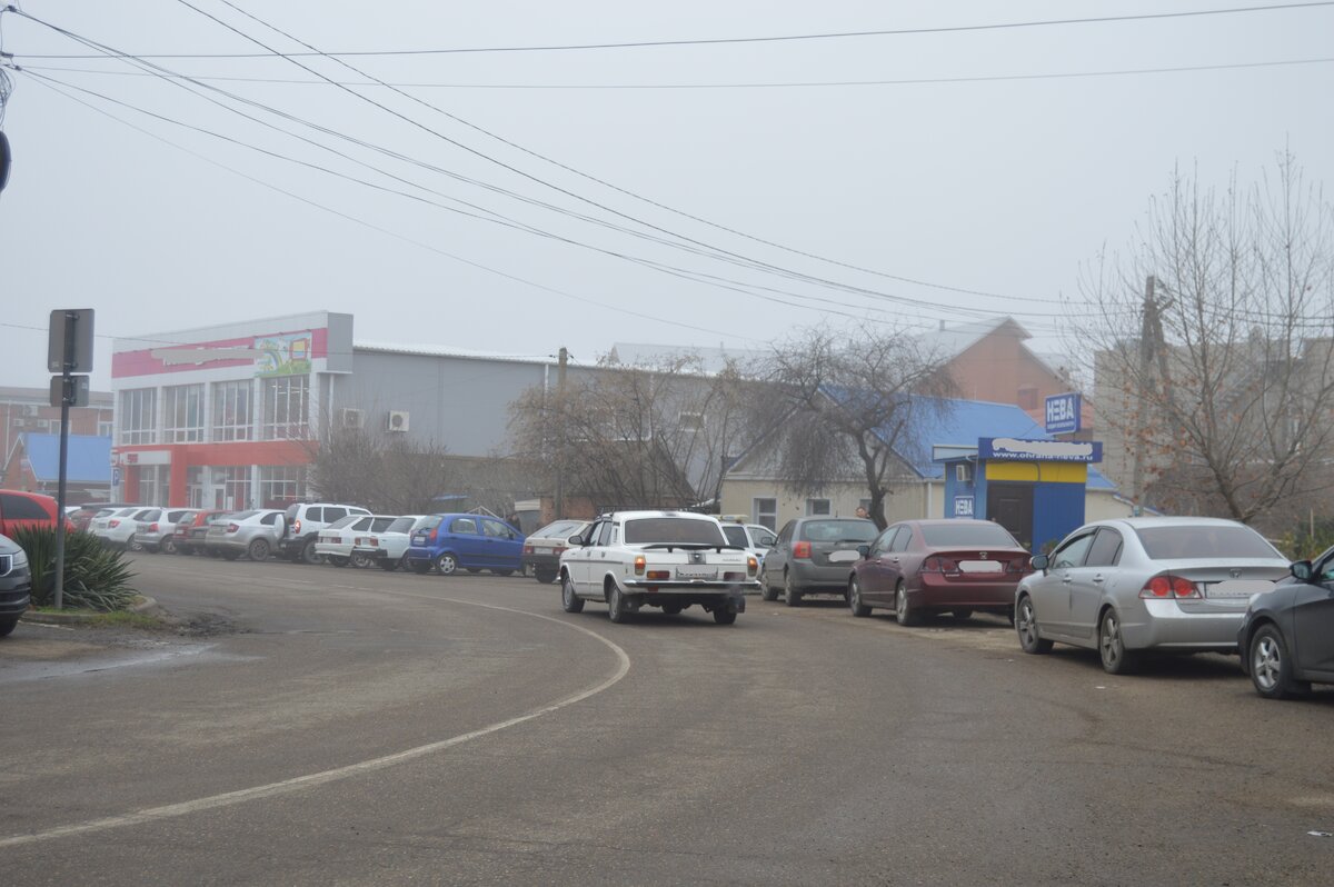 Фото автора. 27.12.2022.. Туман в городе. "Волга" ГАЗ–24-10.