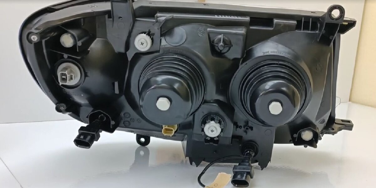 Задняя часть фары. Клапана. Подключение фары фишка в фишку.   