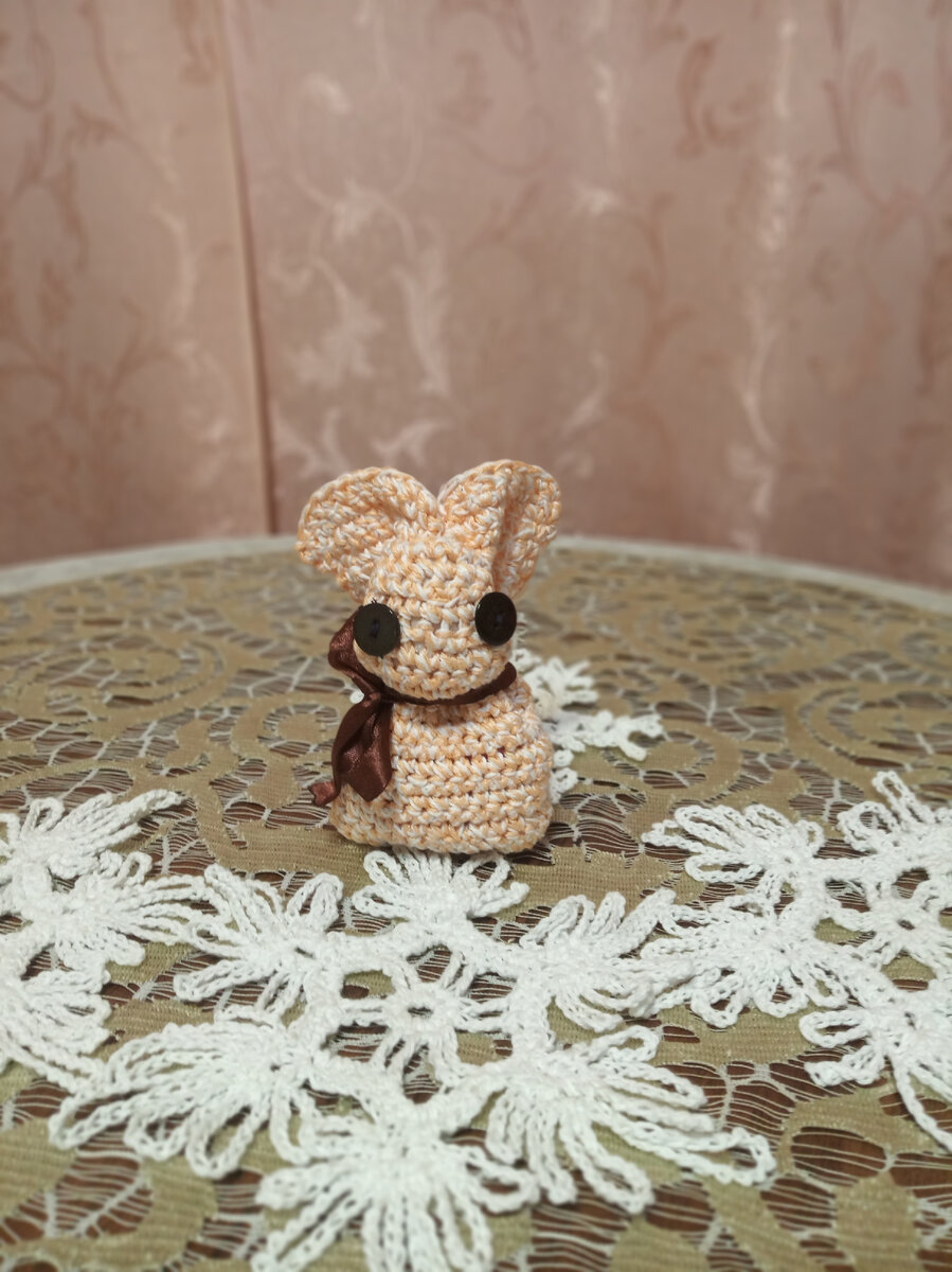 А вот он главный новогодний персонаж - зайчик или кролик,на кого больше похож.                   