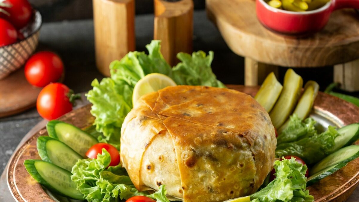     Этим блюдом завершается каждое праздничное застолье. Название происходит от его внешнего вида, который напоминает корону средневековых восточных правителей.