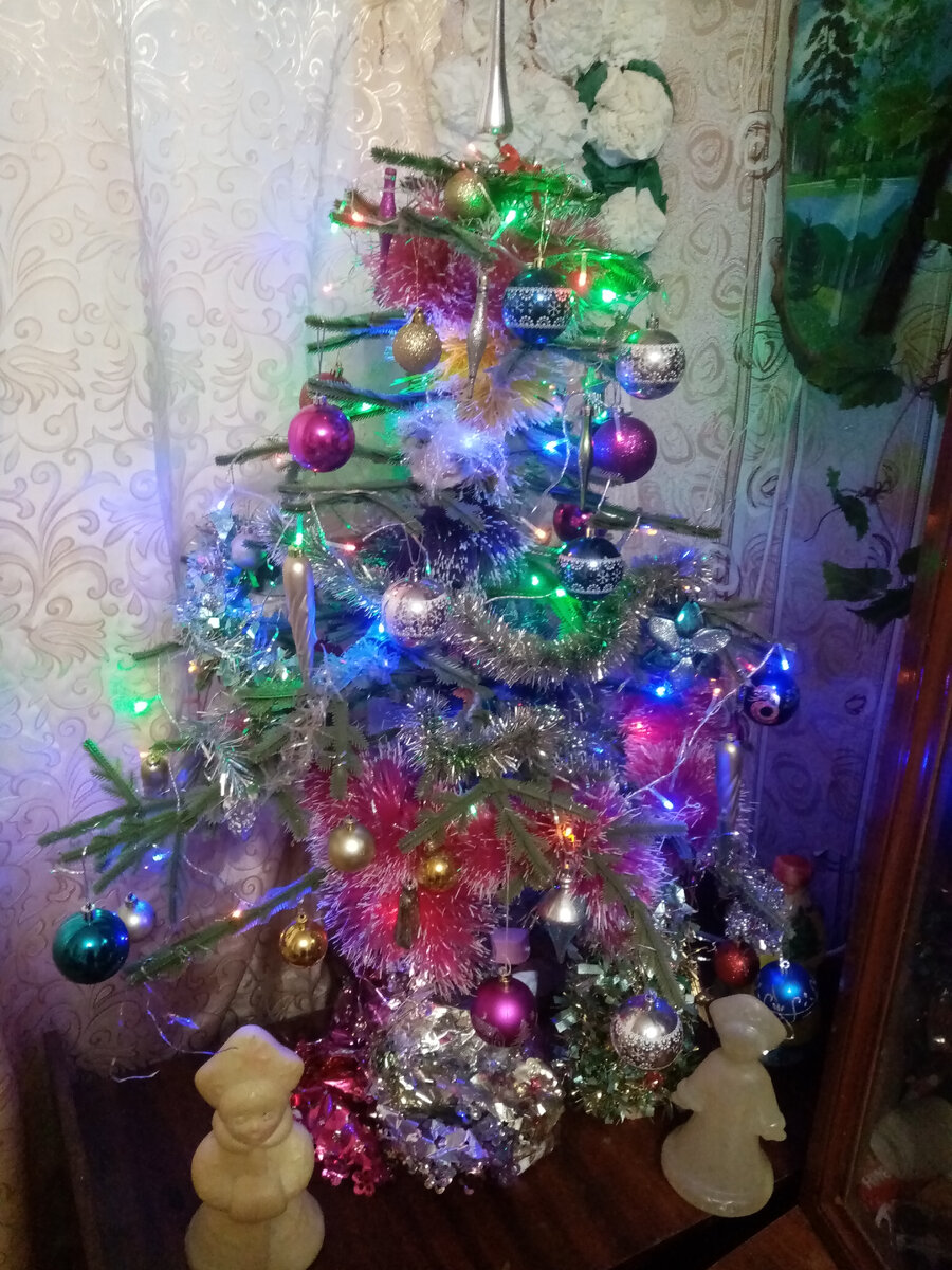 Этой  разборной ёлке со снегурочками  уже 40 лет.  Старинный раритет. 