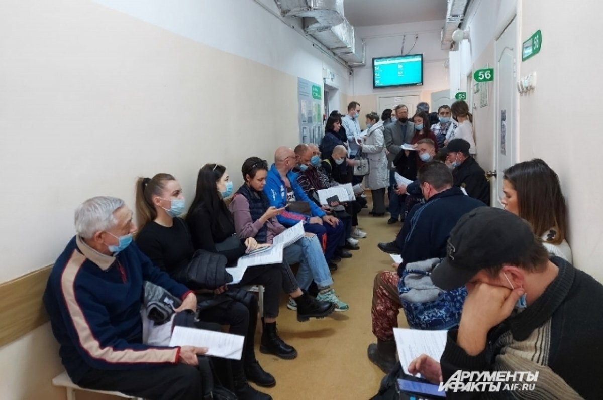    Посетители больницы Тюмени чуть не подрались из-за очереди в регистратуру
