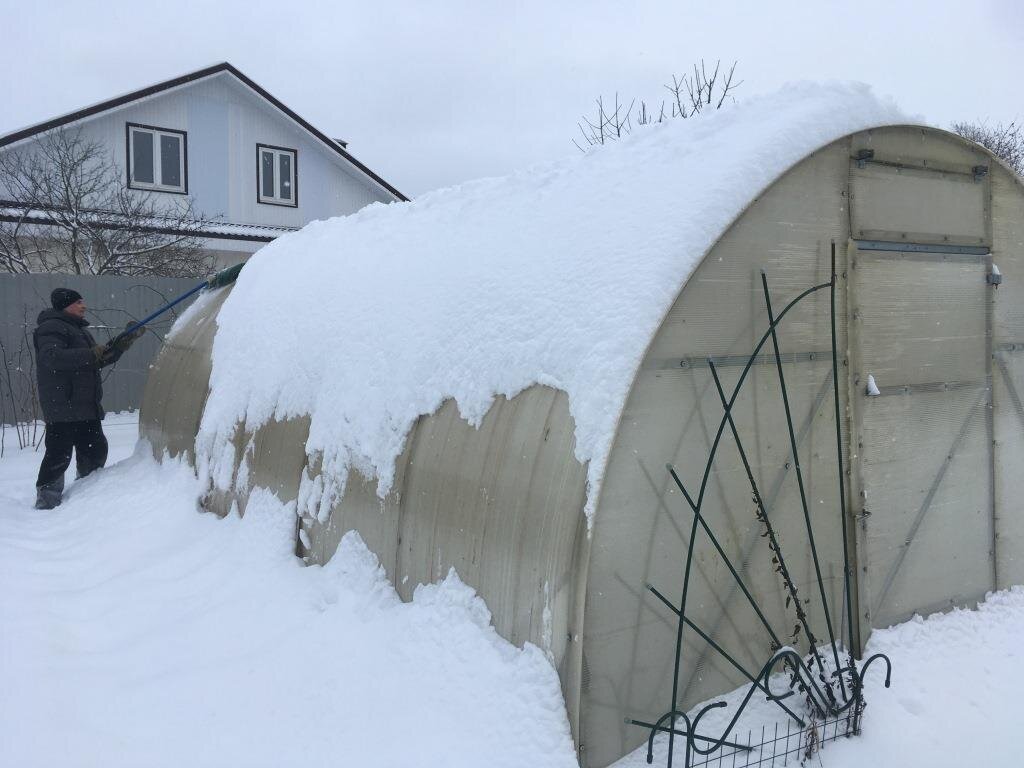 Какие заморозки выдерживает поликарбонат. Теплица сломалась от снега. Снег на поликарбонате. Снег продавливает теплицу из поликарбоната. Угол сваливания снега для поликарбоната.