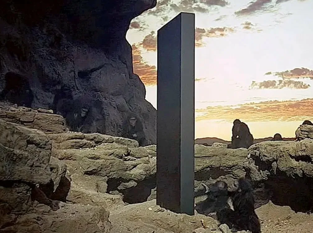 Monolith. Космическая Одиссея обезьяны и монолит. Космическая Одиссея 2001 Стелла обезьяны. Монолиты 2020. Монолит 2020 нашли.