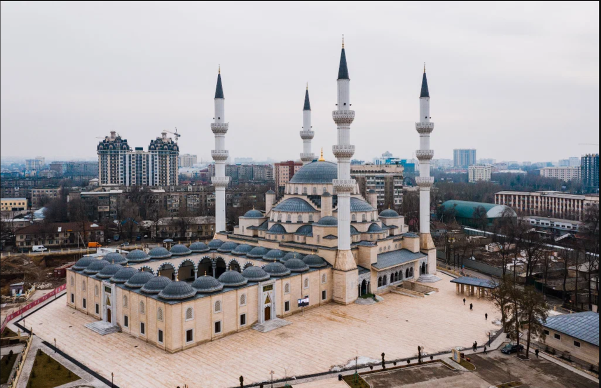 Сколько мечетей в городе. Центральная мечеть. Бишкек. Имам Сарахси Бишкек. Мечеть Сарахси Бишкек. Соборная мечеть Бишкека.