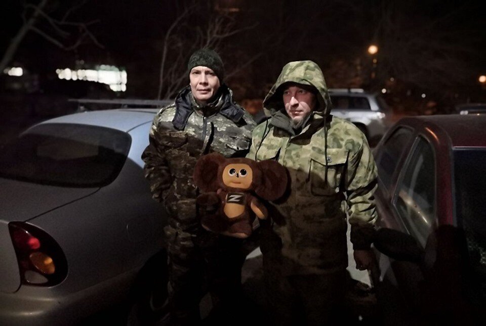     Несколько игрушек получили бойцы и военные медики. Фото: Телеграм-канал "Лекарства для Горловки"
