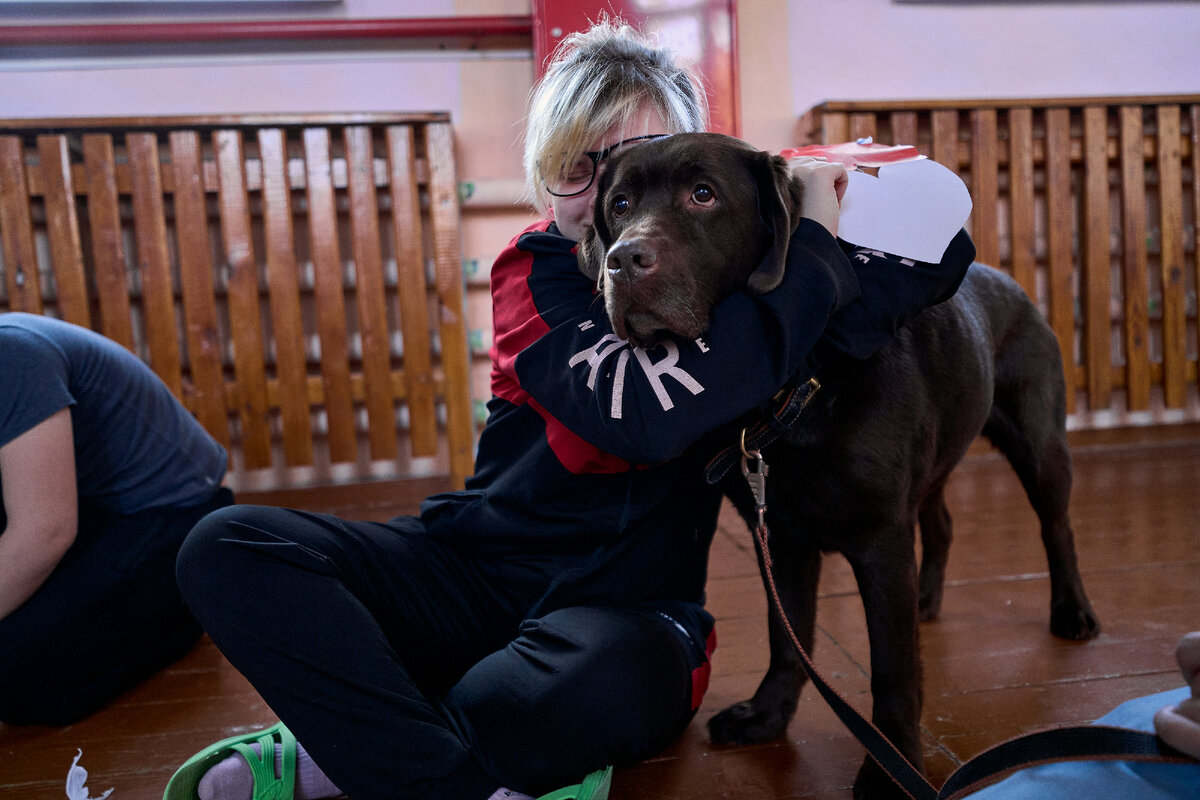 Лабрадор Клюква разделяет радость совместного творчества с Ксюшей)). Ну как разделяет...