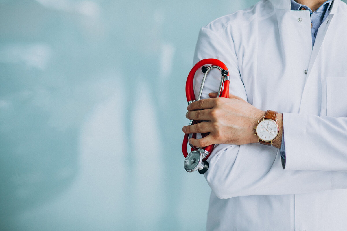 <a href="https://ru.freepik.com/free-photo/young-handsome-physician-in-a-medical-robe-with-stethoscope_6190059.htm#query=%D0%94%D0%BE%D0%BA%D1%82%D0%BE%D1%80&position=0&from_view=search&track=sph">Изображение от senivpetro</a> на Freepik