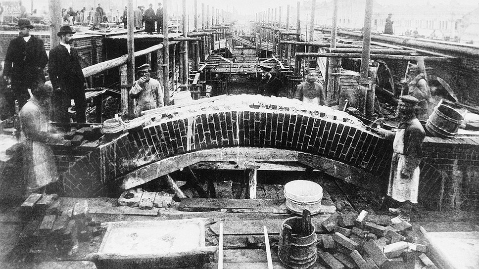 Строительство Верхних торговых рядов, 1892 г.