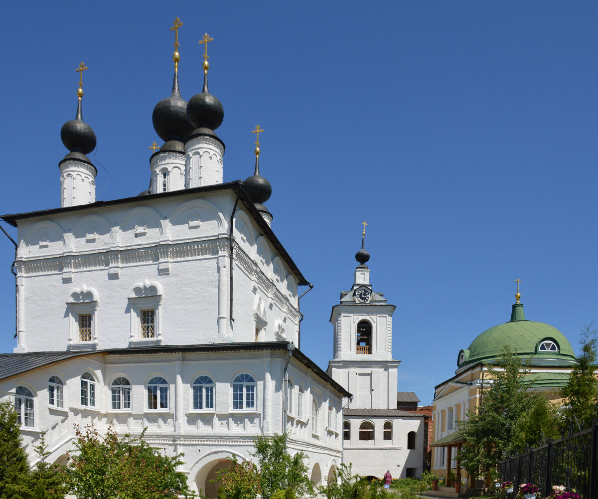 А это сейчас. Просто белый храм. Слева - Троицкий собор, в центре - надвратная колокольня (церковь Николая Чудотворца), слева - церковь Усекновения Главы Иоанна Предтечи