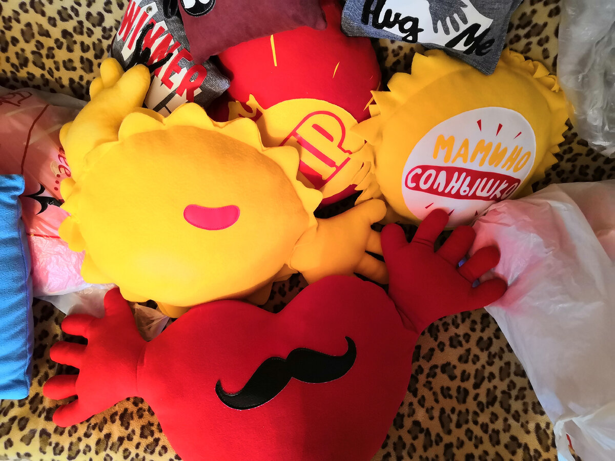 куча лежит на диване..