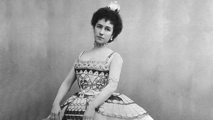 http://mtdata.ru/u9/photoE3E2/20329161437-0/original.jpg Неудобство костюмов с фижмами Кшесинская убеждалась не раз и твердо решила не поддаваться на давление и избавиться от громоздкой конструкции в пользу более удобного и не менее красивого балетного костюма