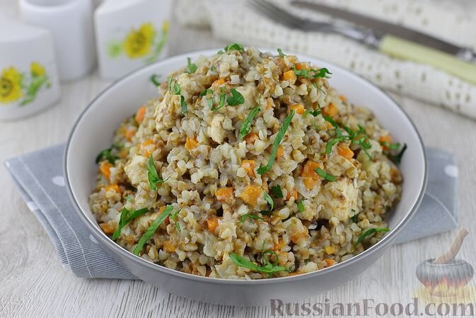 крупа гречневая, куриное филе, лук репчатый, морковь, сметана, лавровый лист, соль, перец чёрный молотый, масло растительное