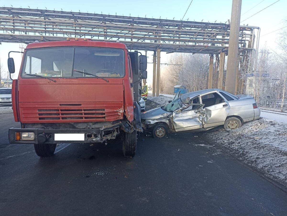 На промзоне в Нижнекамске мужчина на «ВАЗе» влетел в «КАМАЗ» | Новости  Татарстана | Дзен