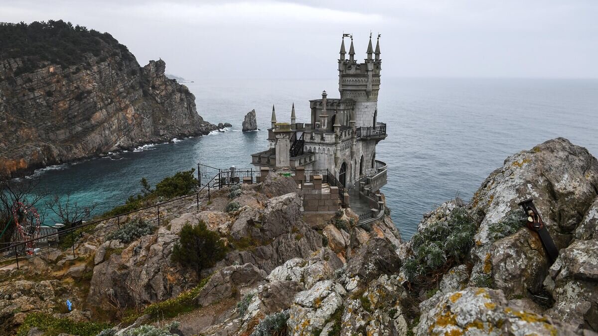    Замок "Ласточкино гнездо" на береговой скале в поселке Гаспра в Крыму© РИА Новости / Константин Михальчевский