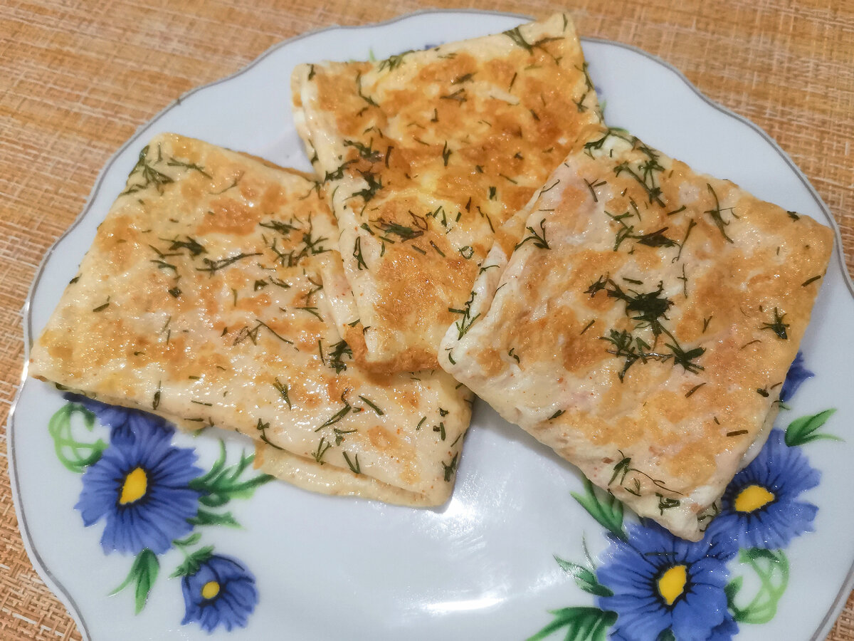 Конвертики из яичных блинчиков с начинкой из ветчины, сыра и зелени