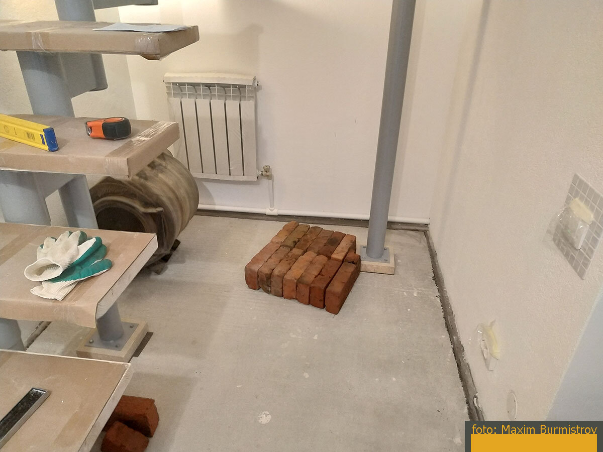 Примериваюсь к ваянию, выложил кирпичи на фундаменте.