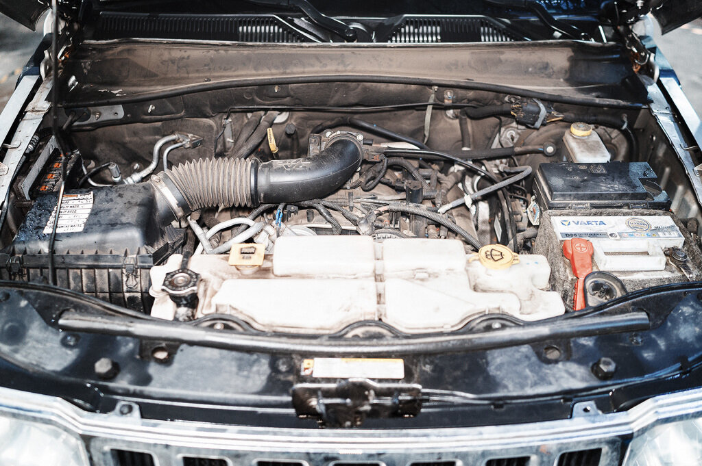 Первым делом снимаем клемму с аккумулятора