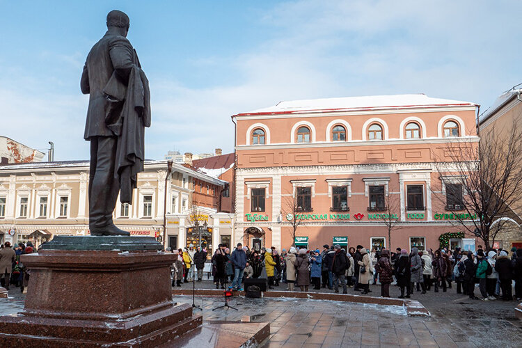    С возложения цветов сегодня в Казани началась череда мероприятий в честь 150-летия великого оперного певца Федора Шаляпина. Отдать дань уважения и выразить любовь артисту пришли не только работники культуры, но и обычные горожане, которые как один говорили о чувстве гордости за земляка