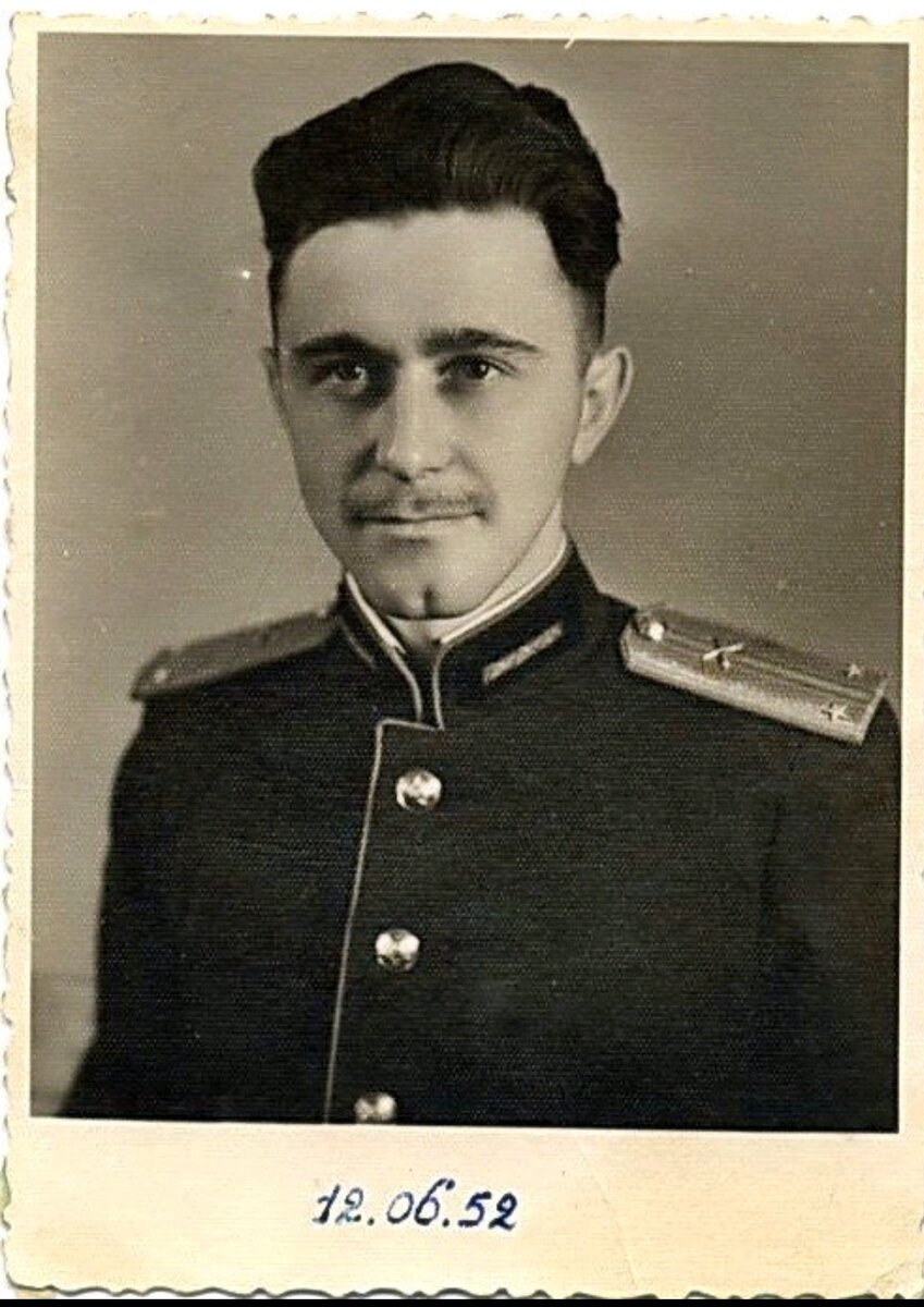 Итак, в октябре 2016 года на Бориславском кладбище был похоронен почетный гражданин города Тарас Бандера, родной племянник того самого Степана Бандеры, памятники которому сейчас массово ставят по всей Украине и именами которого десятками портят улицы украинских городов. Казалось бы, в независимой Украине у Тараса должна была бы быть та же судьба, что и у сына Романа Шухевича, Юрия, последним местом работы которого была Верховная Рада Украины, а сам он стал настоящей живой иконой для украинских националистов. 
Но мы ничего не знали об этом человеке. Почему? Да все очень просто. Его жизнь не вписывалась в мифологию новоукраинского национализма. Скорее даже во многом ей противоречила. 

Распад шаблона начался в 1941 году, когда семья двенадцатилетнего Тараса оказалась в эвакуации. В Сибири, конечно. 

Новоукраинские историки написали, что она была туда выслана… Ну понятно, как иначе туда в 1941 году попадали люди из Украины. Правда у сторонников версии высылки семьи, есть большая проблема. Как со всей этой сказкой вяжется вот этот факт из жизни Тараса Бандеры.

Уже в 1952 году юный Тарас оканчивает военный факультет при Ленинградском институте физической культуры им. Лесгафта.

В общем, после этого о мифе о преследовании можно просто забыть. Никто никогда не преследовал Тараса только потому, что его родственник был преступником. Далее Тарас Бандера становится очень известным тренером и одним из тех, кто стоял у истоков создания школы советских лучников. При этом, он как и положено советскому офицеру работал в Львовском спортивном клубе армии Прикарпатского военного округа, где воспитал 19 мастеров спорта, трое из которых затем стали заслуженными мастерами спорта.

В 1980-х он в чине полковника был старшим тренером команды вооруженных сил СССР. И теперь становится понятным, почему о Тарасе Бандере все 25 лет независимости никто не вспоминал. Просто его биография очень плохо соотносилась с тем ореолом, который создали вокруг его дяди. Дядя и племянник, едины по крови, но такие разные по духу Он не стал живой иконой для украинских националистов, не пошел в политику, не стал зарабатывать на своем имени. 

Я понимаю затруднения идеологов необандеровцев. 

Разве можно было им рассказывать о племяннике «знаменитого украинца», офицере советских вооруженных сил, который нося такую же фамилию Бандера, выбрал для себя совершенно другую жизнь.