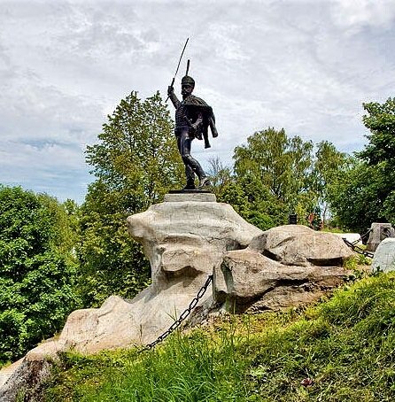 Памятник генералу Дорохову в Верее.