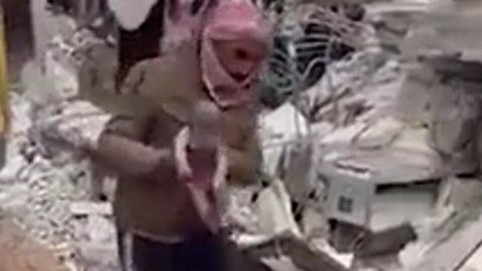     Родившуюся под завалами в Сирии девочку удочерили родные дядя и тетя Скриншот видео