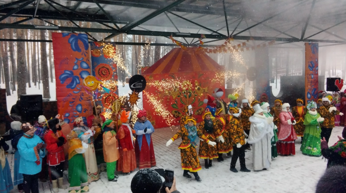 Ряженные коллективы пели и плясали 