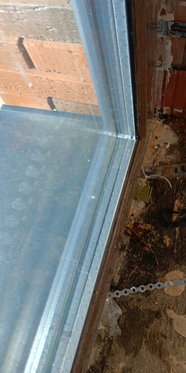 Композитная "теплая" дистанционная рамка серого цвета в составе стеклопакета